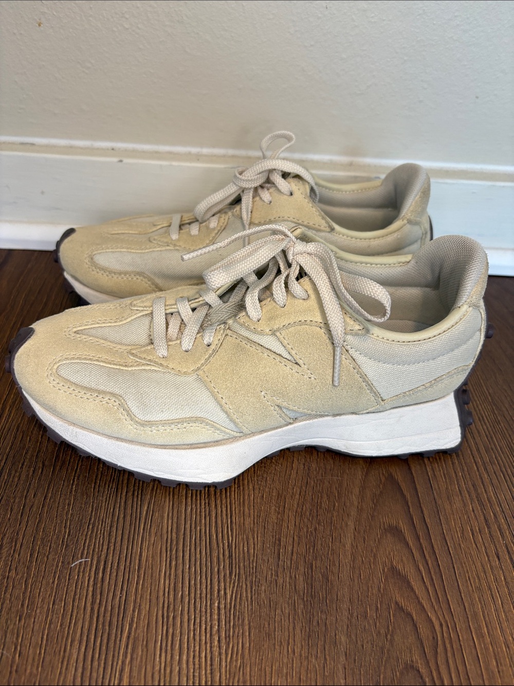 New Balance Women’s  327 Suede Sneakers Lug Sole size 7
